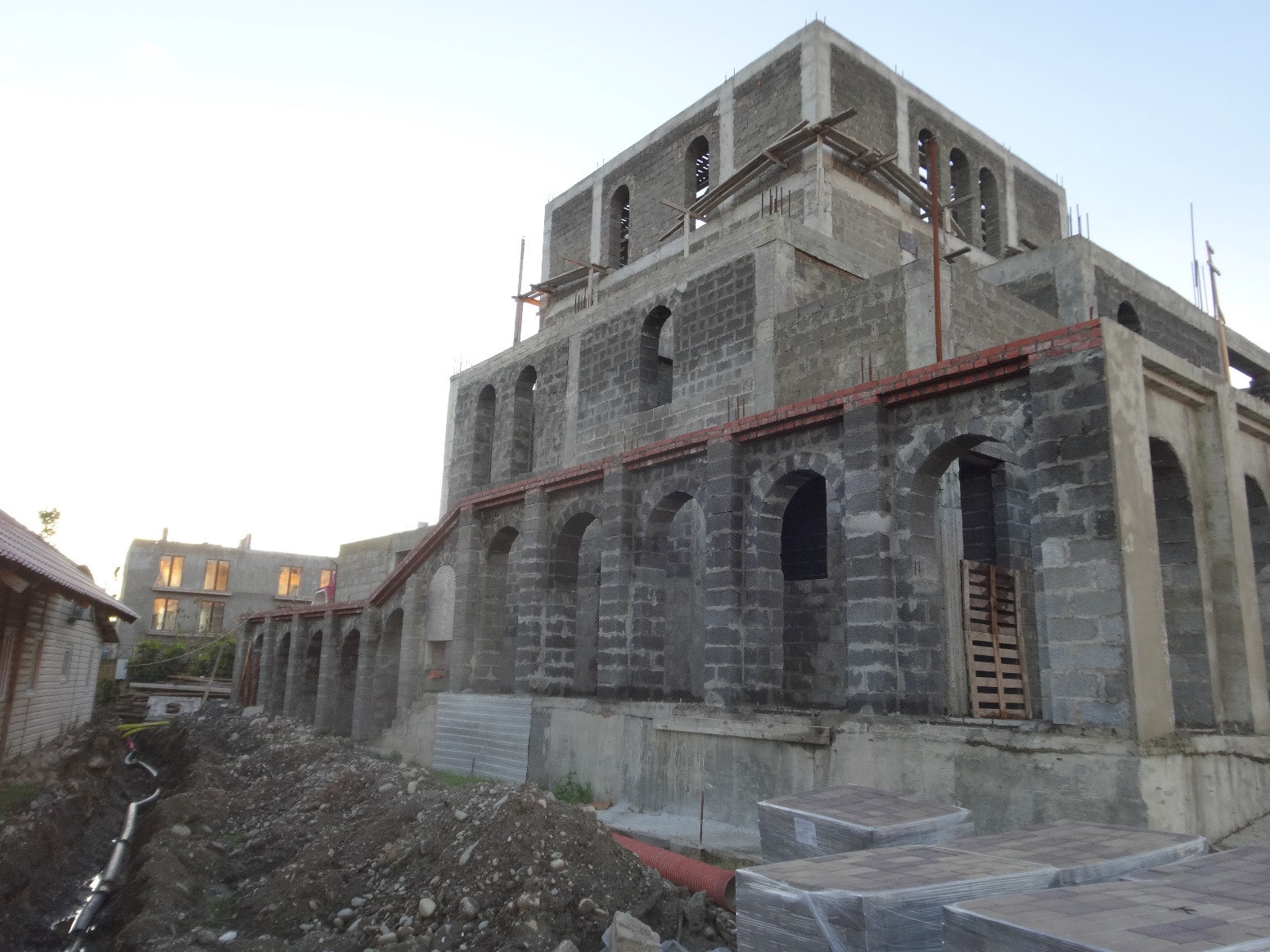 Общий вид незавершенного строительством храма в честь Успения Пресвятой Богородицы, Адлер, 2017 год