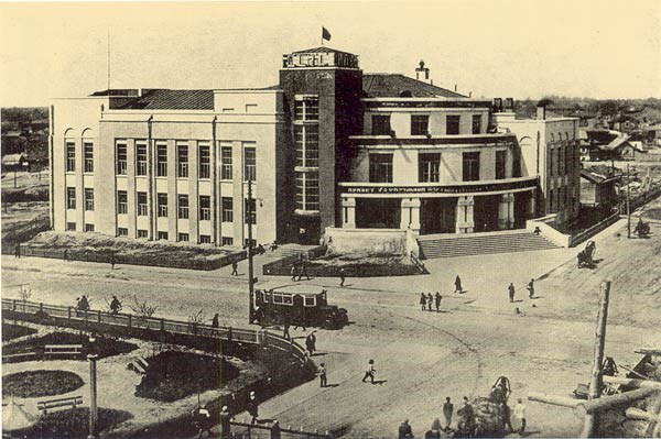 Рисунок 2. Дом культуры имени Октябрьской Рево-люции. Автор инженер И. А. Бурлаков. Фото [Архи-тектурно-строительный справочник NovosibDom, URL: https://nsk.novosibdom.ru/node/346] Figure 2. The House of Culture named after the October Revolution. The author is engineer I. A. Burlakov.