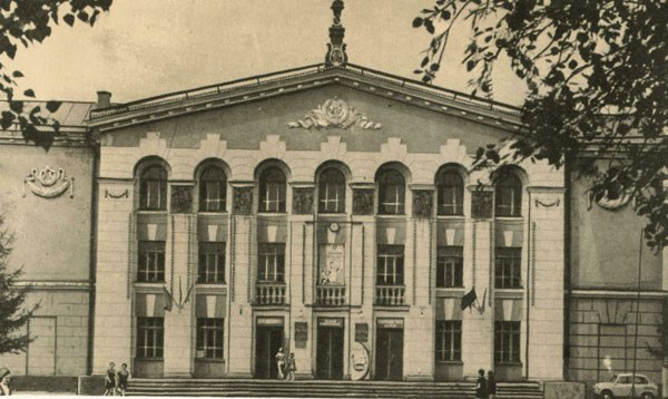 Рисунок 3. Дом культуры имени А.А. Жданова Арх. В.А. Добролюбов. Фото 1953 г. [Архитектурно-строи-тельный справочник NovosibDom, URL: https://nsk. novosibdom.ru/node/307] Figure 3. The House of Culture named after A.A. Zhdanov, Architect V.A. Dobrolyubov. Photo from 1953