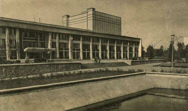 Рисунок 5. Дворец культуры железнодорожников. Фото. [Архитектурно-строительный справочник No-vosibDom, URL: https://nsk.novosibdom.ru/node/299] Figure 5. The Palace of Culture of Railway workers.