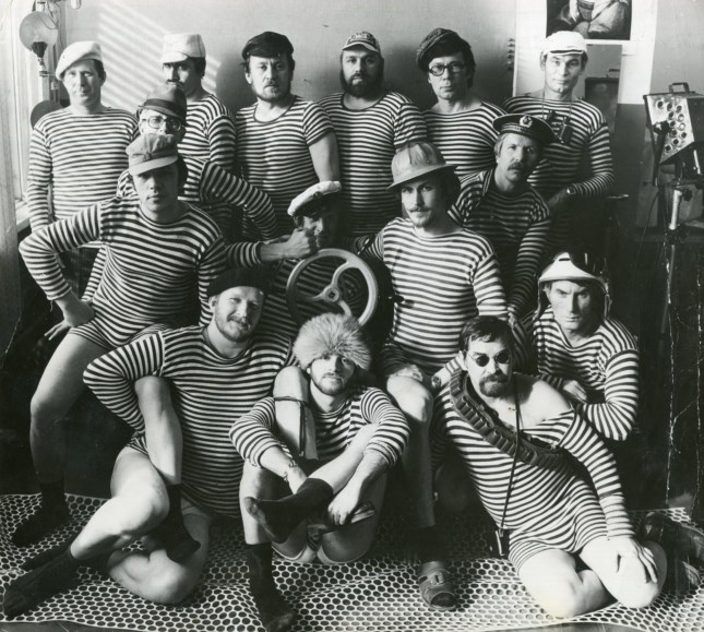 Рисунок 10. Фото на память от мужчин СХКБ-НИИКЭ. 8 марта 1983 г. Figure 10. Keepsake photos from the men of SHKB-NIIKE. March 8, 1983