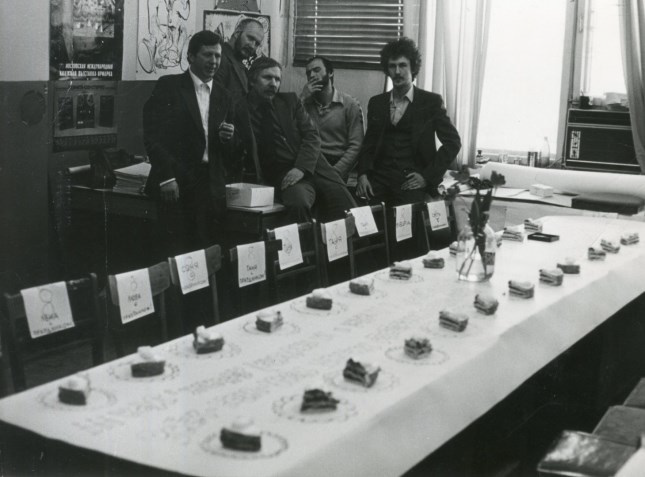 Рисунок 9. Когда не хватало столовых приборов — находили оптимальное дизайнерское решение, ко-торое освобождало от мытья посуды. Фото 8 марта 1983 г. Figure 9. When there were not enough cutlery, they found the optimal design solution that freed them from washing dishes. Photo from March 8, 1983