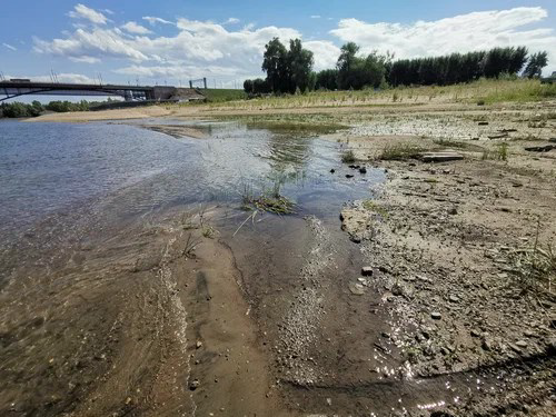 Рисунок 2. Неприглядные глинистые и замусорен-ные участки Figure 2. Unsightly clay and littered areas