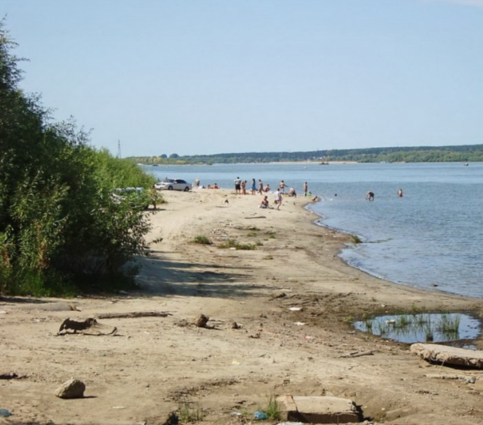 Рисунок 3. Неприглядные глинистые и замусорен-ные участки Figure 3. Unsightly clay and littered areas