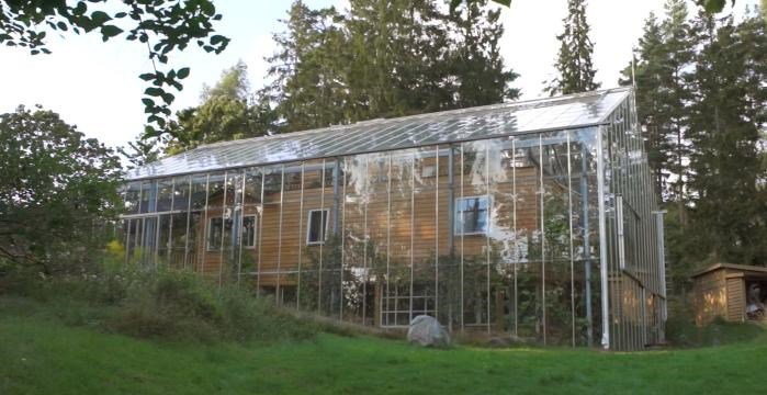 Рисунок 2. Дом-теплица в пригороде Стокгольма, 2015 г. [Naturhus 2020] Figure 2. Greenhouse house in the suburbs of Stock-holm, 2015