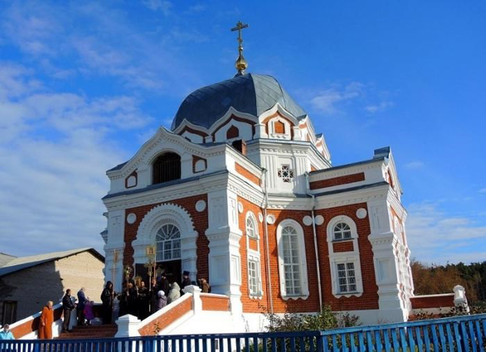 Рисунок 2. Храм в честь Покрова Пресвятой Богоро-дицы. Искитимский район, с. Завьялово (https://iskitimeparhia.ru/hrams/centr/monast-centr/744-14.html ) Figure 2. The Church in honor of the Intercession of the Most Holy Theotokos. Iskitim district, Zavyalovo village